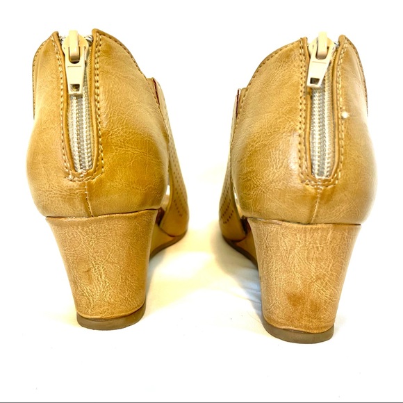 Pierre Dumas tan wedge sandal size 6 1/2M GUC - Picture 4 of 8